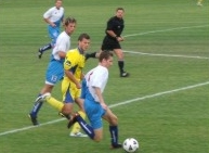 Radosaw Bartoszewicz prbuje odebra pik Mateuszowi Wojciechowskiemu. (fot. www.arkowiec.com)