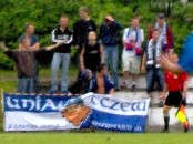 Zawodnikw Unii zagrzewaa do boju grupa kibicw biao-granatowych. (fot. F.Liebner)