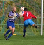 Krystian Kiwatrowski strzela na 2:0 dla Unii. (fot. Z. Brucki)