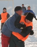 Fragment meczu rugby: Piotr Czenik walczy o "jajo" z Przemysawem Zajma. (fot. Phoenix)