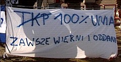 Kibice Unii wywiesili dzisiaj transparent, wyraajc co mysl o tworzeniu jednego klubu w Tczewie. (fot. M.liwa-www.unia.tczew.glt.pl)